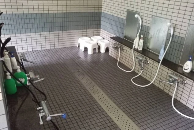 清潔なリゾートバイトの寮のシャワールーム。シャワーブースが複数あり、快適に利用できます。