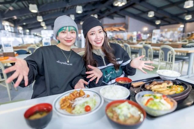 丸沼高原スキー場のゲレンデレストランの画像。女性が二人で笑顔でポーズをしている