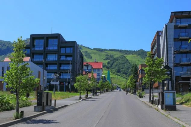 北海道ニセコ。モダンな建物が並ぶひらふ坂。夏にはスキー場の緑が広がる街並みのイメージ画像。リゾートバイトの休日を満喫。