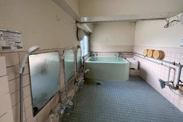 リゾートバイトの個室寮の共用お風呂の画像。