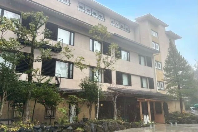 施設外観。自然豊かな環境で、落ち着いた箱根のリゾートバイト求人。