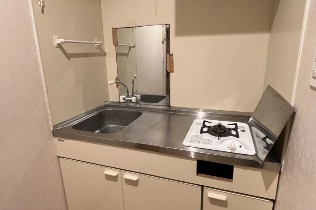 ワクトリの社員が出張で撮影した、リゾートバイトのスタッフも利用可能な露天風呂。大きな岩に囲まれた開放感あふれる岩造りの風呂で、美肌の湯として知られる源泉を仕事終わりに毎日楽しめる。