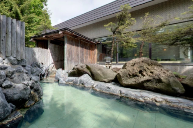 ワクトリの社員が出張で撮影した、リゾートバイトのスタッフも利用可能な露天風呂。大きな岩に囲まれた開放感あふれる岩造りの風呂で、美肌の湯として知られる源泉を仕事終わりに毎日楽しめる。