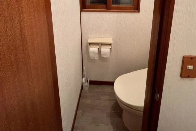 リゾートバイトの寮の共用のトイレ。清潔感のある洋式トイレが設置された、プライバシーが守られる水回り設備。