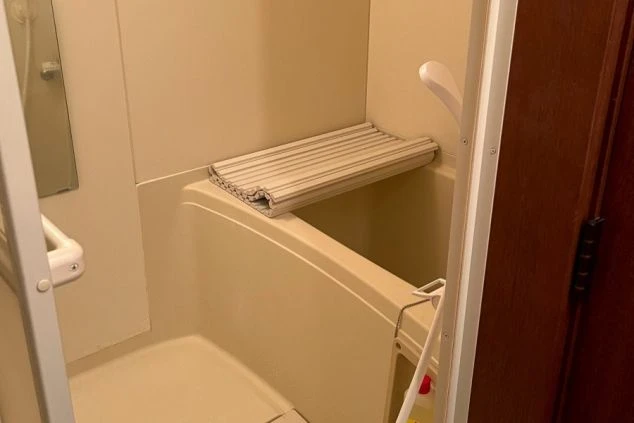 家具家電付き個室寮にある、バスタブ付きの浴室。プライベートな空間で、毎日ゆっくりお風呂に入れるリゾートバイトの特典。