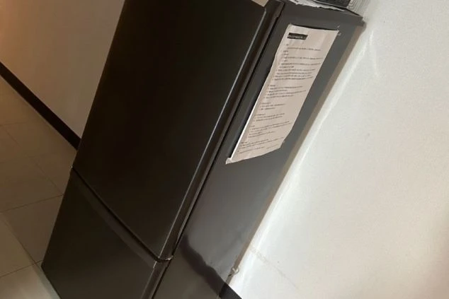 リゾートバイトの相部屋寮の共用冷蔵庫の画像。