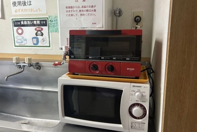 リゾートバイトの相部屋寮の共用電子レンジの画像。