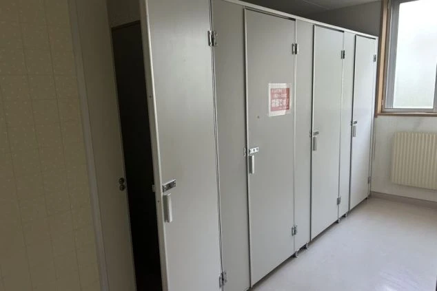 リゾートバイトの相部屋寮の共用トイレの画像。