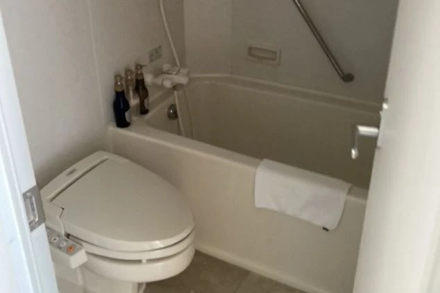 リゾートバイトの相部屋寮のユニットバス。温水洗浄便座付きトイレと浴槽が備わっており、いつでもプライベートなバスタイムを楽しめます。