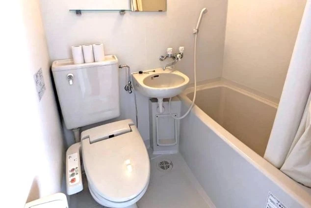 寮のバスルーム。バスタブと温水洗浄便座付きのトイレが一体になったユニットバス。