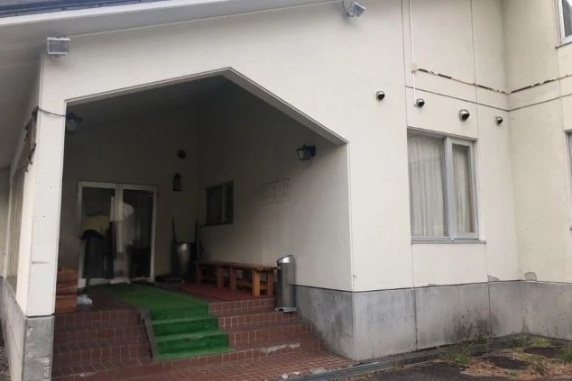 白く清潔感のあるリゾートバイトの寮の外観の画像。