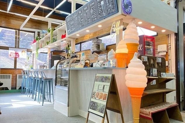 おしゃれなカフェ風の店内。カフェやレストランでのリゾートバイトのイメージ画像。