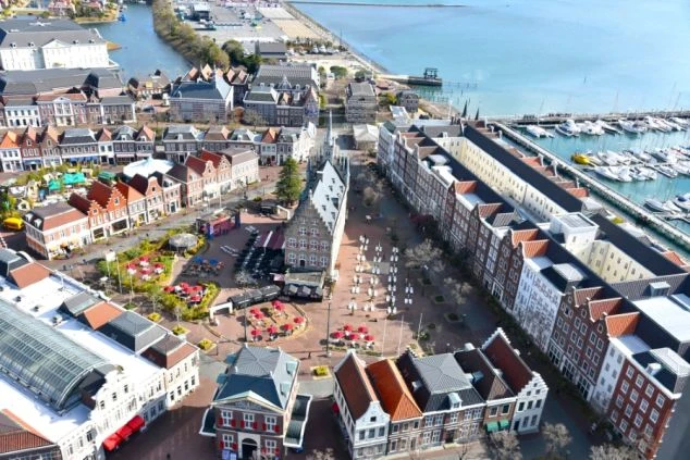 長崎県佐世保市にあるハウステンボス。ヨーロッパの街並みを再現した広場や運河、港の全景。