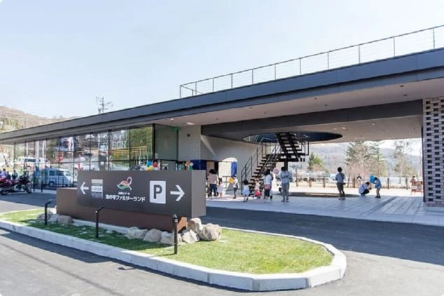 白樺湖ファミリーランドの入口。子供連れの家族が楽しそうに歩いており、リゾートバイトでレジャー施設やアミューズメントパークでの仕事に興味がある方に魅力的な画像。