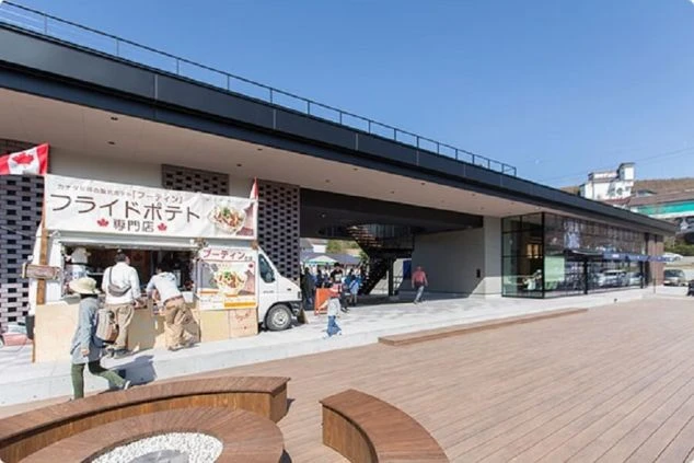 フライドポテト専門店と建物が並ぶ広場。リゾートバイトで飲食店や商業施設での仕事に興味がある方、仕事の後にグルメを楽しみたい方に魅力的な画像。