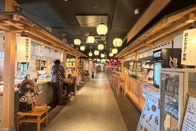 「調理スタッフ」「毎日3食無料」「スタッフ多数 in Nagano」の文字。長野でのリゾートバイトで食事が充実していることをアピールするワクトリオリジナル画像。