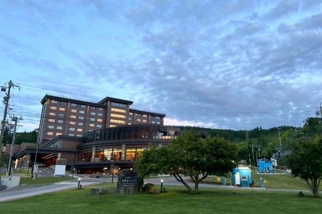 太陽の光が水面に反射して輝く白樺湖の秋の風景。湖畔に広がる紅葉と白い木々が美しく、リゾートバイトの休日に自然を満喫したい方に魅力的な画像。