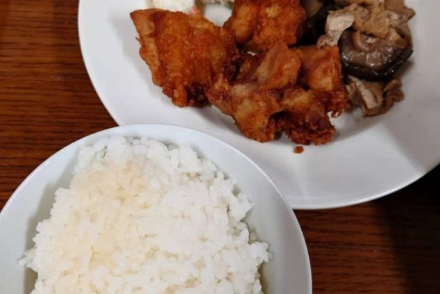 リゾートバイトのまかない画像。おかずと白米。