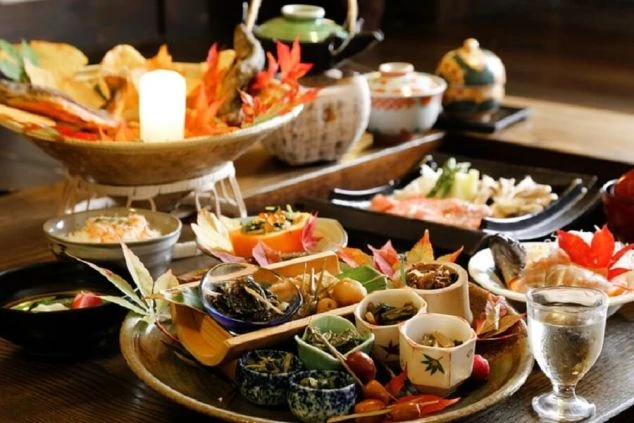 旅館で提供される、秋の味覚をふんだんに使った会席料理。リゾートバイトでは、こうした料理の配膳や、簡単な盛り付けを担当することもあります。