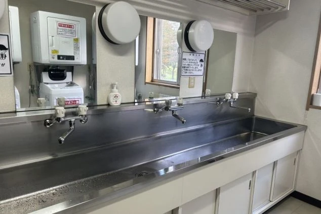 リゾートバイトの相部屋寮の共用洗面所の画像。