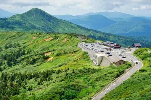 新緑の季節、岩手県八幡平アスピーテラインから見える絶景の写真。リゾートバイトでは、休日にこんな絶景ドライブルートを巡る旅を楽しめることを伝えます。