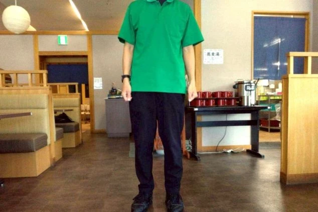 緑のポロシャツと黒いパンツを着用した、ドライブインのレストランスタッフの制服。白樺湖のレイクサイドプラザでのリゾートバイトで、レストランや売店業務に興味がある方に訴求する画像。