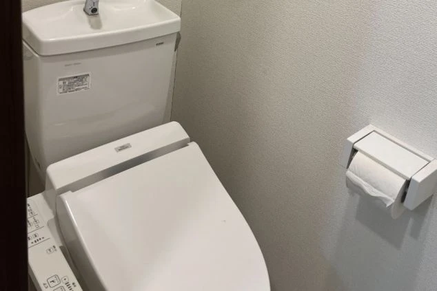 リゾートバイトの寮の個室トイレ。温水洗浄便座と手洗い場が付いた、清潔なトイレ。