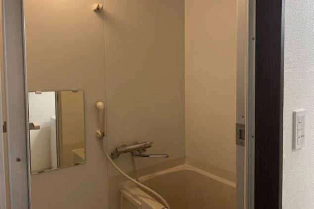 リゾートバイトの寮の個室に備え付けのお風呂。清潔に保たれた、ゆったりと入れるバスタブがある。