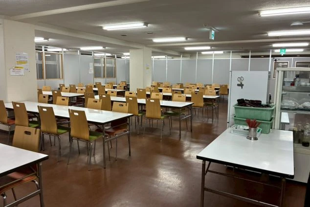 リゾートバイトの寮で利用出来る従業員食堂の写真。多数のテーブルと椅子が並び、大人数で利用可能。