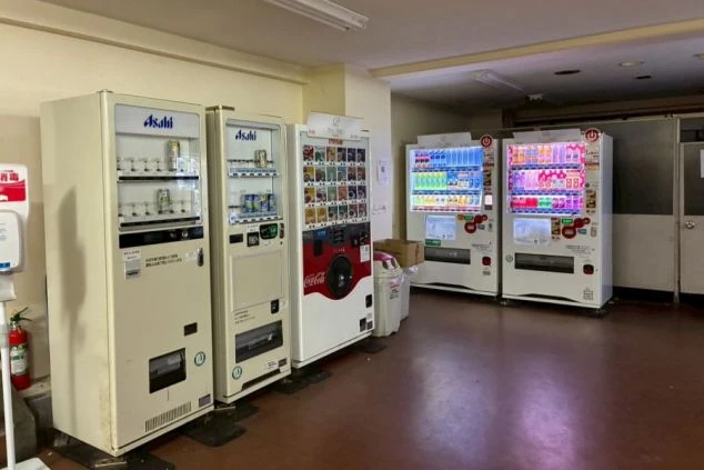 リゾートバイト寮内に設置された自動販売機コーナーの写真。複数の自販機があり、生活の利便性を確保。
