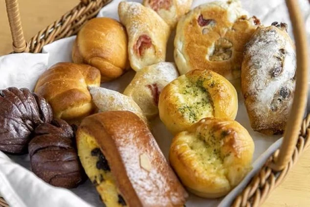 焼き立てのパンやペストリーがバスケットに盛り付けられた様子。リゾートバイトでパン屋やカフェ、レストランの調理補助に興味がある方に訴求する画像。