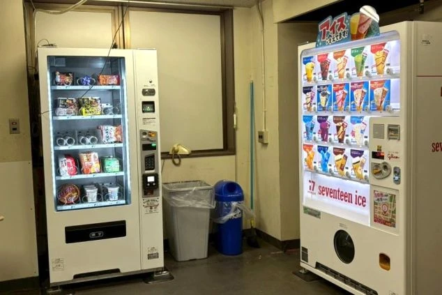リゾートバイト寮内の自動販売機コーナーの写真。カップ麺などの軽食やアイスクリームの自販機があり、夜間や休憩時間も便利。