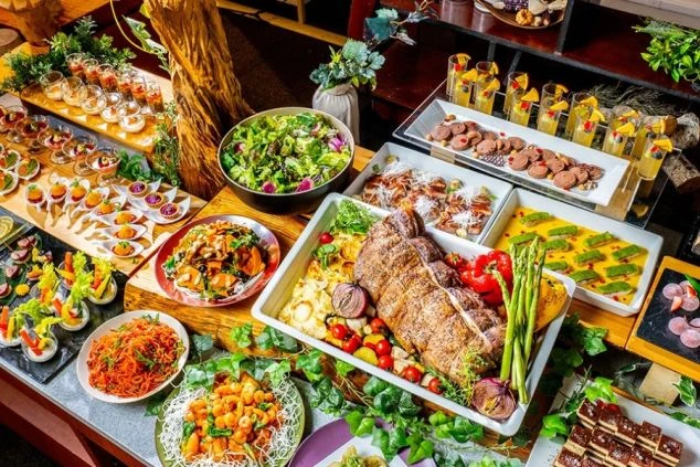 品数豊富なビュッフェの料理。ローストビーフやサラダ、デザートなど、彩り豊かで美味しそうな料理が並んでいる。