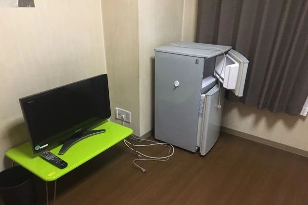 リゾートバイトの相部屋寮の部屋の画像。冷蔵庫・TVが置いてある。