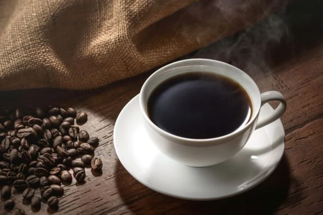 淹れたてのコーヒーと豆。働く場所の雰囲気を伝える画像。