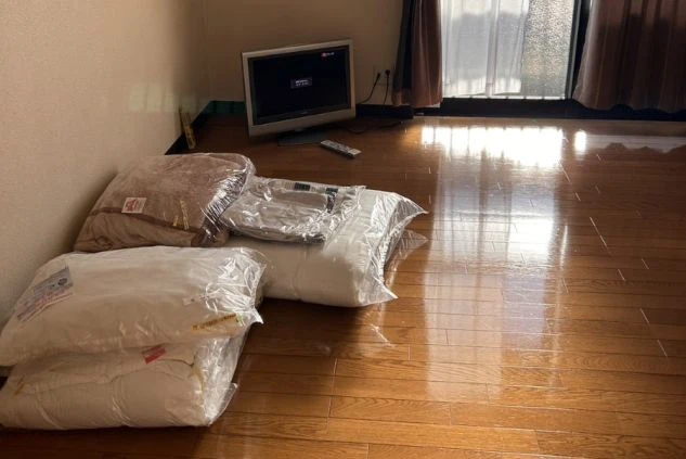 リゾートバイト寮の部屋の画像。テレビや布団が完備された、すぐに生活を始められる個室です。