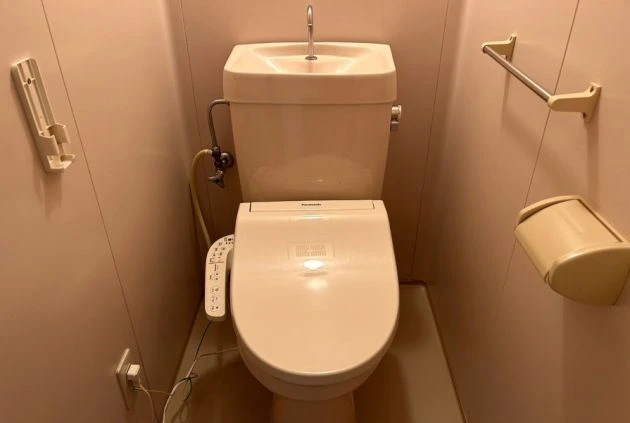 リゾートバイト寮のトイレの画像。温水洗浄便座が設置された清潔な空間です。