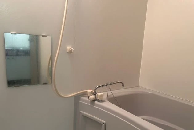 リゾートバイト寮の浴室の画像。バストイレが別で便利。アパートタイプの完全個室寮。