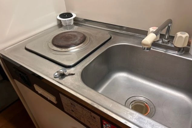 リゾートバイト寮のキッチンの画像。IHコンロとシンクが備わっており、自炊も可能です。