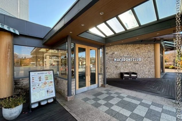 明るく開放的な雰囲気が魅力のリゾートバイト。石と木を使ったおしゃれな外観のレストランで働く接客スタッフ。