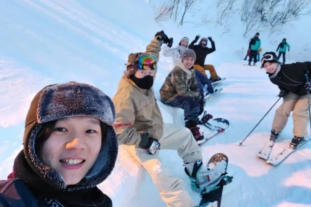 ワクトリのスタッフが撮った雪山で、複数の若者がスノーボードやスキーをして楽しんでいる自撮り画像。リゾートバイトの仲間との絆が魅力。