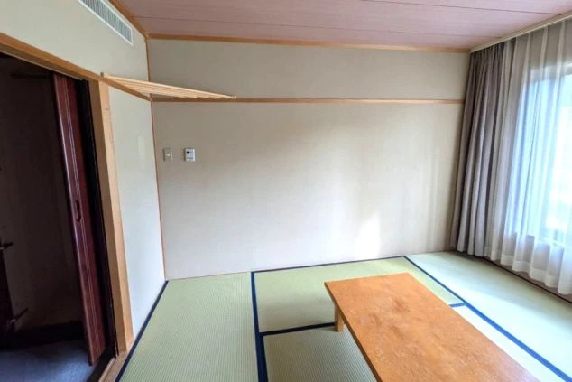 リゾートバイトの相部屋寮、和室の部屋内の画像。