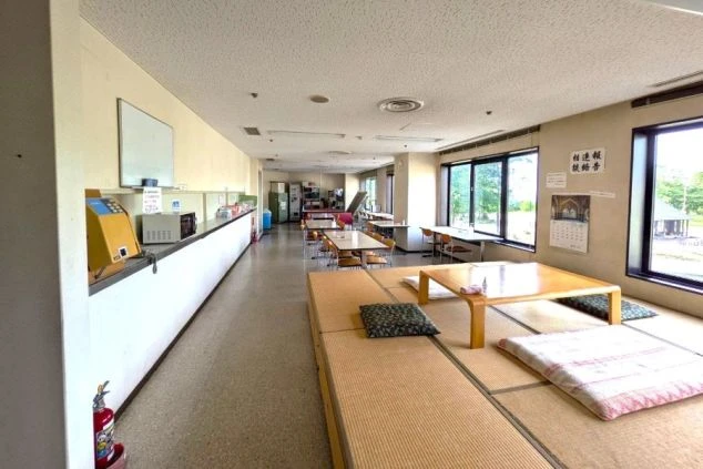 リゾートバイトの相部屋寮の共用スペースの画像。広々しており電子レンジがあります。