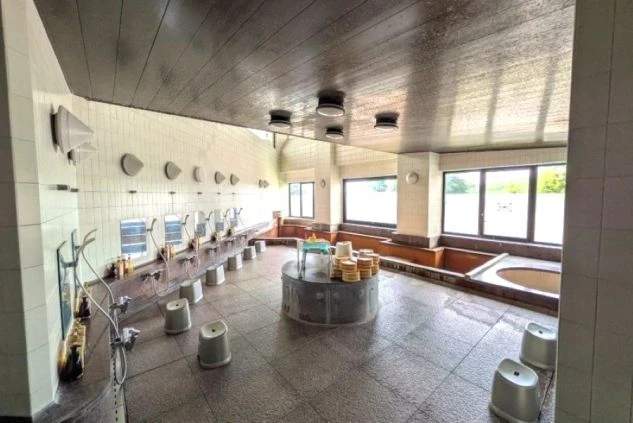 リゾートバイトの相部屋寮入寮者が使える大浴場の画像。