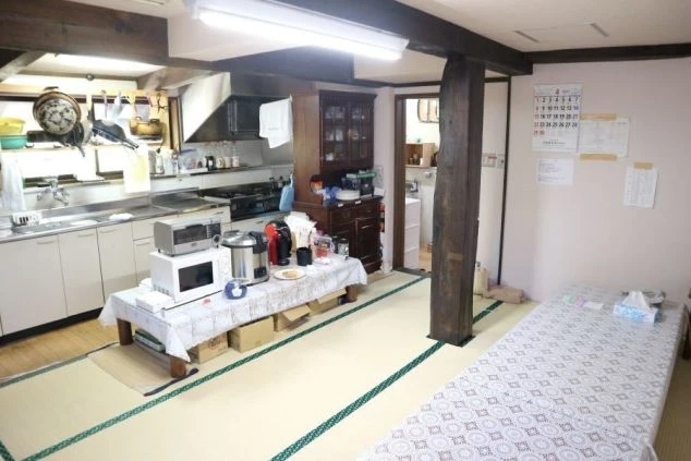 リゾートバイト寮の共同キッチン。家電完備で自炊も可能。快適な寮生活。