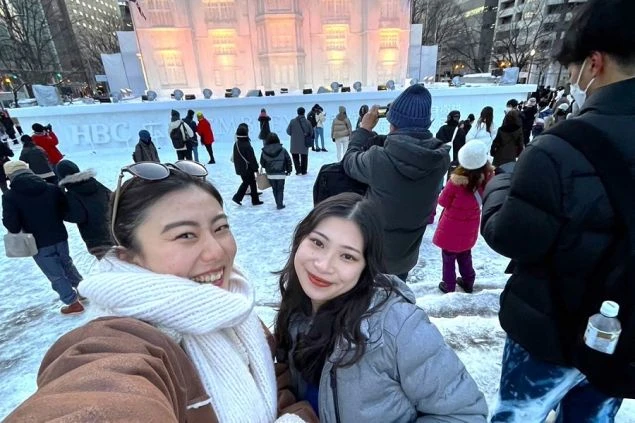 雪山に建つ展望台やカフェの画像。眼下には雪景色が広がり、リゾートバイトの休日に絶景を楽しむイメージ。