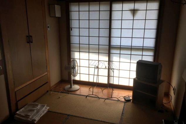 リゾートバイトの寮の相部屋にある備品。テレビや扇風機、室内物干しなどが用意されており、共同生活をサポートします。