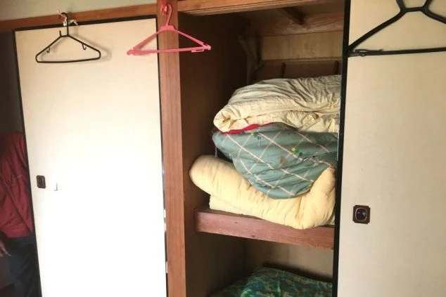 リゾートバイトの寮の相部屋にある押し入れ。寝具の布団セットが収納されており、自由に利用できます。