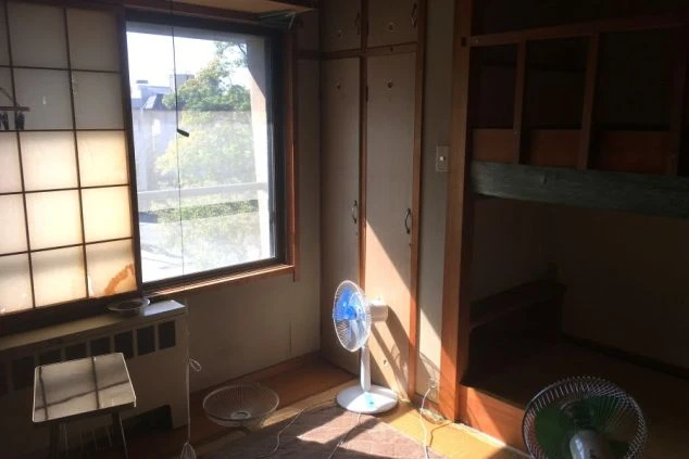 リゾートバイトの寮の相部屋。日当たりが良い畳の部屋に、木製の二段ベッドや収納が備え付けられています。