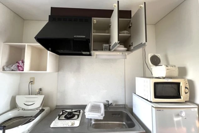 リゾートバイトの寮に完備されたキッチン設備。シンクの下にたっぷり収納があります。